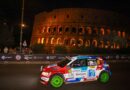 Il Colosseo protagonista della prima serata al Rally di Roma Capitale. Davanti a tutti c’è Aragno