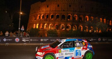 Il Colosseo protagonista della prima serata al Rally di Roma Capitale. Davanti a tutti c’è Aragno